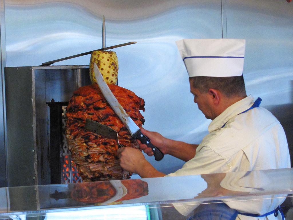 Estos tacos tienen influencia árabe, incluso la carne se pone en un “trompo” muy similar al de los tacos árabes. En este trom