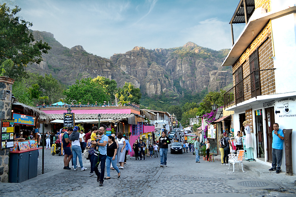 personas caminando por las calles de Tepoztlán