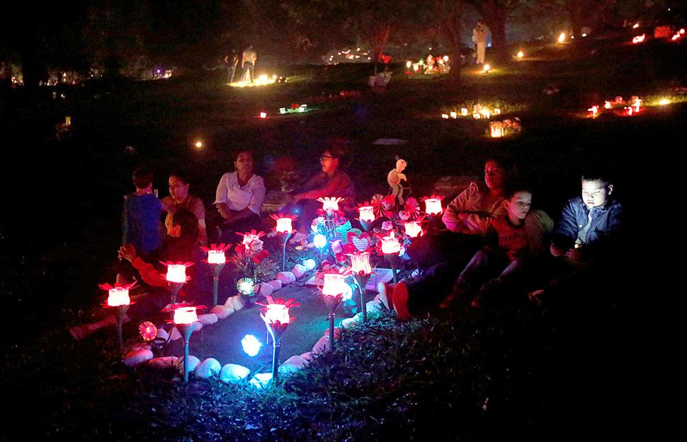 dia de velitas cementerio jardines de la aurora